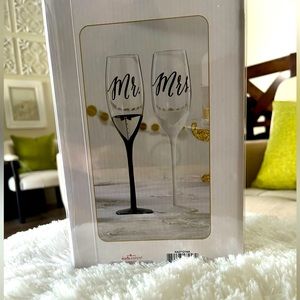 Mr & Mrs toasting flutes